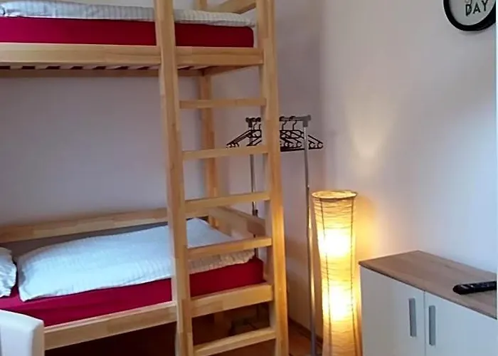 Hostel Living In The Box Berlin